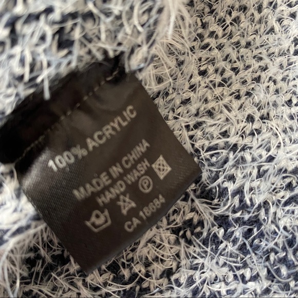 Maccine Shawl/Poncho - Picture 7 of 8